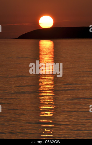 Vista al tramonto di Puffin Island da Ross on Wye costa del Galles Settentrionale Foto Stock