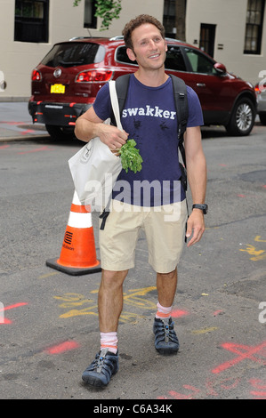 Mark Feuerstein, lascia il suo lato est superiore appartamento fuori e circa per celebrità CANDIDS - MER, , New York, NY Luglio 13, 2011. Foto di: Ray Tamarra/Everett Collection Foto Stock