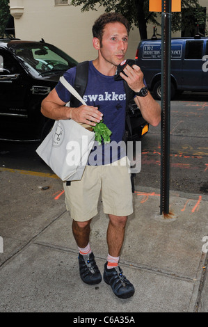 Mark Feuerstein, lascia il suo lato est superiore appartamento fuori e circa per celebrità CANDIDS - MER, , New York, NY Luglio 13, 2011. Foto di: Ray Tamarra/Everett Collection Foto Stock