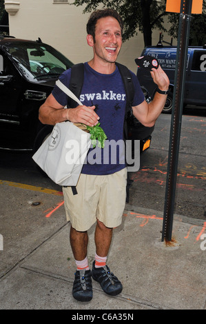 Mark Feuerstein, lascia il suo lato est superiore appartamento fuori e circa per celebrità CANDIDS - MER, , New York, NY Luglio 13, 2011. Foto di: Ray Tamarra/Everett Collection Foto Stock