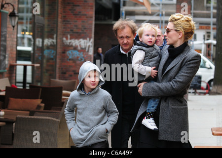 Cate Blanchett, marito Andrew Upton e i loro bambini sul loro modo di 12 Apostel ristorante italiano a Savignyplatz. Berlino, Foto Stock