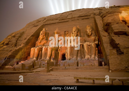 Il notturno spettacolo di luci e suoni al Grande Tempio di Ramses II ad Abu Simbel Egitto, un sito Patrimonio Mondiale dell'UNESCO Foto Stock