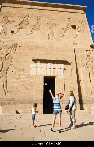 I turisti di visitare il Tempio di Iside a Philae isola nel fiume Nilo ad Aswan, Egitto Foto Stock