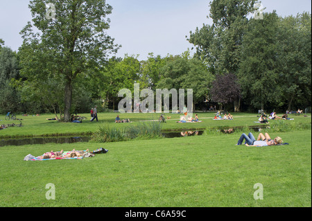 Un occupato Vondelpark di Amsterdam su una calda e umida domenica di Agosto Foto Stock