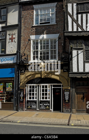 Il pub Golden Fleece nel centro della città Summer Pavement York North Yorkshire Inghilterra Regno Unito GB Gran Bretagna Foto Stock