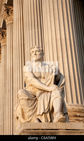 Vienna - Roma historian Taciuts statua - Parlamento europeo Foto Stock