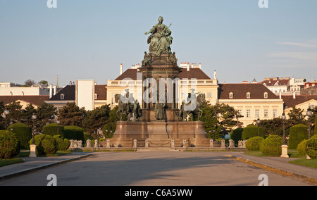 Vienna - la regina Maria Theresia landmark e quadrata nella luce del mattino Foto Stock