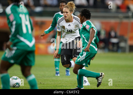 FRANCOFORTE - GIUGNO 30: La Germania Kim Kulig (14) in azione durante una partita del gruppo della Coppa del mondo femminile FIFA A contro la Nigeria il 30 giugno 2011 allo stadio della Coppa del mondo femminile FIFA di Francoforte, Germania. Solo per uso editoriale. Uso commerciale vietato. (Fotografia di Jonathan Paul Larsen / Diadem Images) Foto Stock