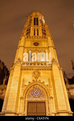 Parigi - torre di Saint Germain-l'Auxerrois chiesa gotica di notte Foto Stock