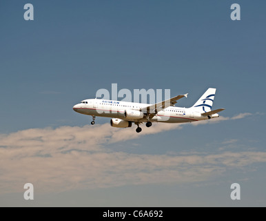 Agean Airlines 'Eithos' Airbus 320 avvicinando London Heathrow Airport LHR. SCO 7562 Foto Stock