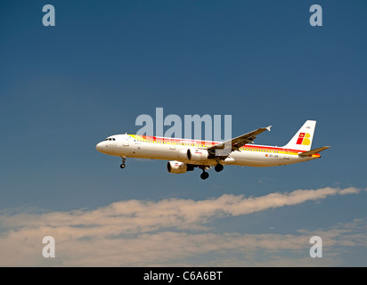 Iberia Airbus A321 aereo di linea avvicinando London Heathrow Airport LHR. SCO 7564 Foto Stock