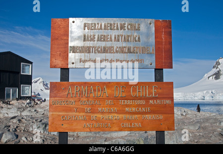 Firmare la marcatura del Gonzalez Videla Antartico Base cilena, Penisola Antartica Foto Stock