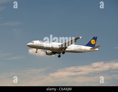 Lufthansa Airbus 320-200 aereo di linea avvicinando London Heathrow Airport LHR. SCO 7568 Foto Stock