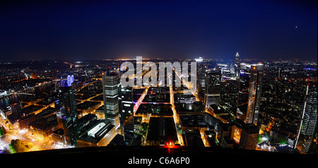 Vista panoramica dalla Torre principale di tutta Francoforte am Main di notte, luci colorate, illuminazione Frankfurt am Main, Germania Foto Stock