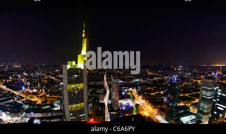 Vista panoramica dalla Torre principale di tutta Francoforte am Main di notte, luci colorate, illuminazione Frankfurt am Main, Germania Foto Stock