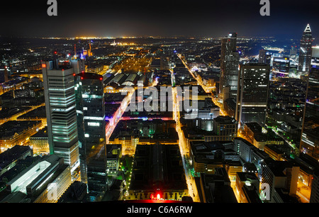 Vista panoramica dalla Torre principale di tutta Francoforte am Main di notte, luci colorate, illuminazione Frankfurt am Main, Germania Foto Stock