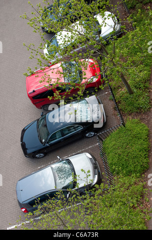 Guardando verso il basso su una vettura parcheggiata in un parcheggio in centro città in Inghilterra. Foto Stock