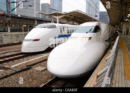 Il giapponese ad alta velocità i treni shinkansen (bullet treni) alla stazione di Tokyo Foto Stock