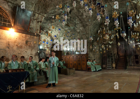 Gruppo di seminaristi armena in abito di massa in attesa nella Chiesa della Tomba della Vergine. Gerusalemme Foto Stock