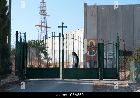 Christian icone dipinte su sicurezza israeliana recinto. Betlemme. Autorità Palestinese Foto Stock