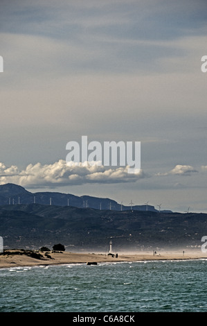 La punta del faro Fangar e delle turbine a vento. Punta del Fangar. Il delta del fiume Ebro. Provincia di Tarragona. Spagna Foto Stock