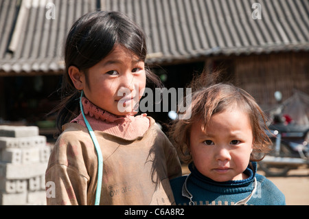 Bambini Hmong in zona di montagna di Sapa nel nord del Vietnam Foto Stock