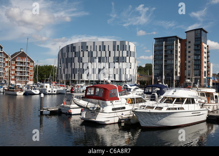 Gran Bretagna Inghilterra Ipswich Suffolk University di Suffolk (UCS) Waterside edificio e James Hehir edificio Nettuno Marina Foto Stock