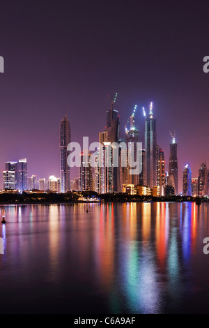 Spettacolare skyline notturno, Dubai Marina, Dubai, Emirati Arabi Uniti, Medio Oriente Foto Stock