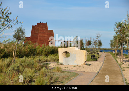 Torre di avvistamento 'Zigurat' di fronte al fiume Ebro al suo livello di base vicino alla costa del mare. Il delta del fiume Ebro. Provincia di Tarragona. Spagna Foto Stock
