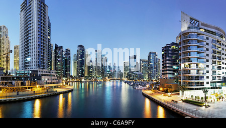 Spettacolare skyline notturno, Dubai Marina, Dubai, Emirati Arabi Uniti, Medio Oriente Foto Stock