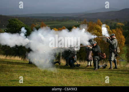 I membri di [Fraser, Dragoni], un secolo XVII rievocazione della società, oscurato dal fumo e fiamme da una raffica di moschetto fire Foto Stock