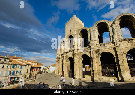 Anfiteatro romano ( Les Arènes). Ad Arles. Bouches du Rhone. Provenza. Francia Foto Stock