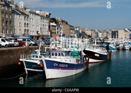 Granville Harbour, i pescherecci con reti da traino, Pointe du Roc, città (Manche, Normandia, Francia). Foto Stock