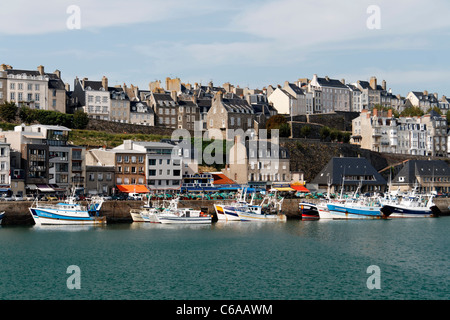 Granville Harbour, i pescherecci con reti da traino, Pointe du Roc, città (Manche, Normandia, Francia). Foto Stock