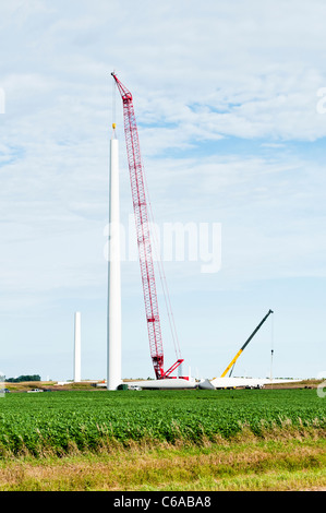 Componenti per un asse orizzontale turbina eolica vengono assemblati su un cantiere vicino Lakefield, Minnesota. Foto Stock