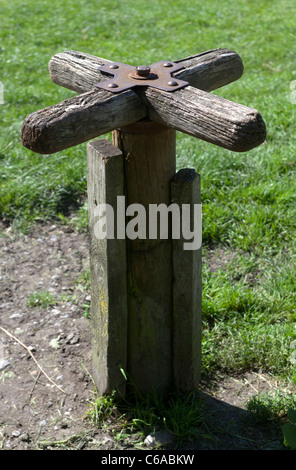 Vecchio tornello in legno tra Alton Barnes and Alton Priors Village Wiltshire Foto Stock