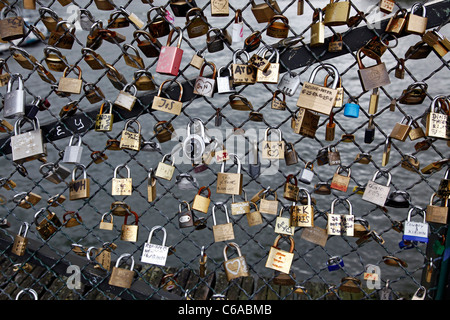 Amore lucchetti bloccati sul Pont des Arts Bridge a Parigi, Francia Foto Stock