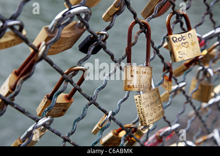 Amore lucchetti bloccati sul Pont des Arts Bridge a Parigi, Francia Foto Stock