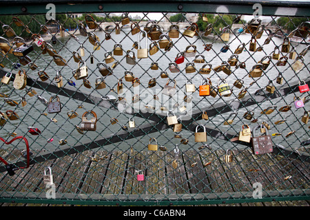 Amore lucchetti bloccati sul Pont des Arts Bridge a Parigi, Francia Foto Stock