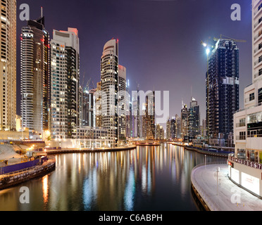 Spettacolare skyline notturno, Dubai Marina, Dubai, Emirati Arabi Uniti, Medio Oriente Foto Stock