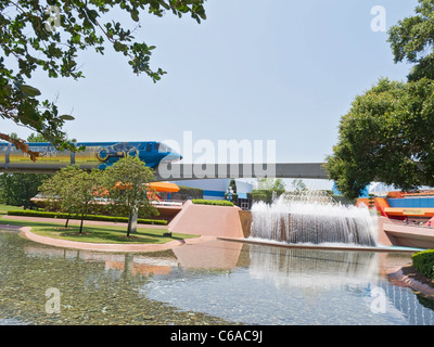 Monorotaia passa attraverso Epcot a Disney World, Florida, Stati Uniti d'America Foto Stock