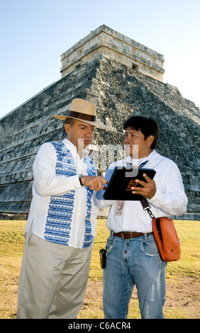 Presidente Felipe Calderon del Messico tours Chichen Itza Foto Stock