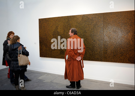 Parigi, Francia, Caucasica, persone che guardano un dipinto di Yahoo KUSAMA alla FIAC 2010 Foto Stock