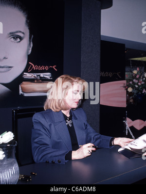 Catherine Deneuve promuove il suo profumo in una San Francisco department store. 1988. In California, Stati Uniti d'America. Foto Stock