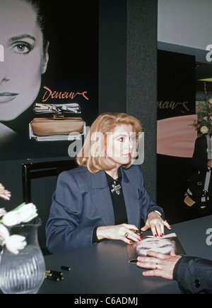 Catherine Deneuve promuove il suo profumo in una San Francisco department store. 1988. In California, Stati Uniti d'America. Foto Stock