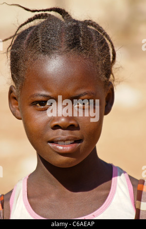 Giovani Herero ragazza con i capelli intrecciati, Damaraland, Namibia Foto Stock