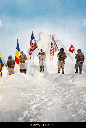 Le cinque bandiere al palo - Cinque esploratori tenendo le bandiere di cinque nazioni al Polo Nord, sul monte della neve, circa 1910 Foto Stock