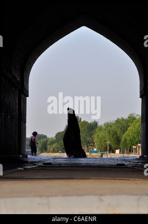 Una donna iraniana a piedi in pubblico indossando Chadar, Isfahan Iran. Foto Stock