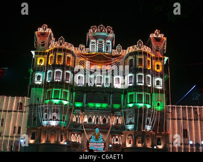 Indore Palace, decorata con luce alla sera del 15 agosto. Indore, Madhya Pradesh, India Foto Stock