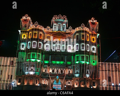 Indore Palace, decorata con luce alla sera del 15 agosto. Indore, Madhya Pradesh, India Foto Stock